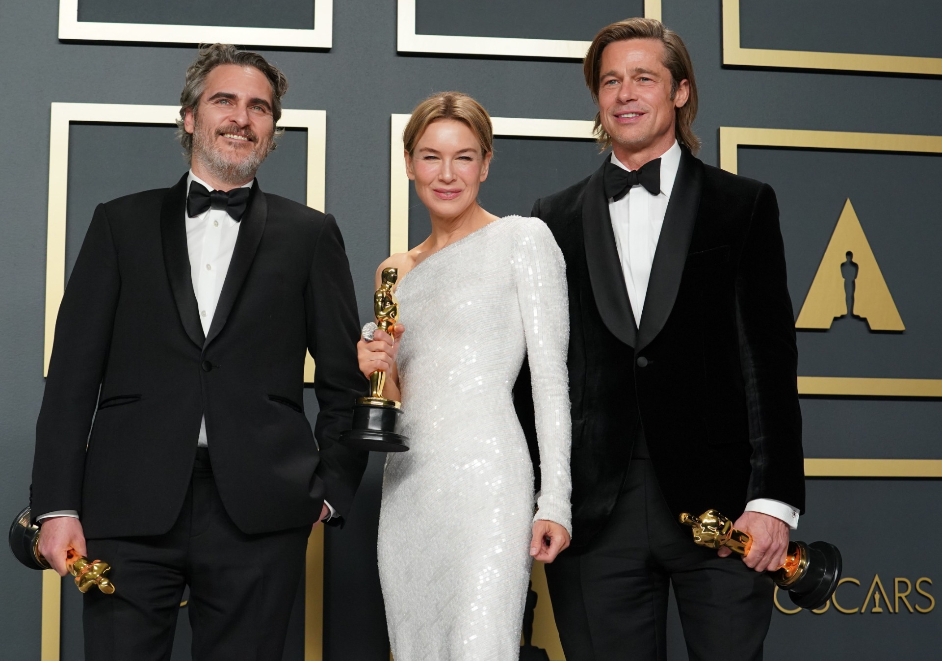 Kép Forrása: Entertainment Tonight/Getty Images Képen: Joaquin Phoenix Renée Zellweger és Brad Pitt